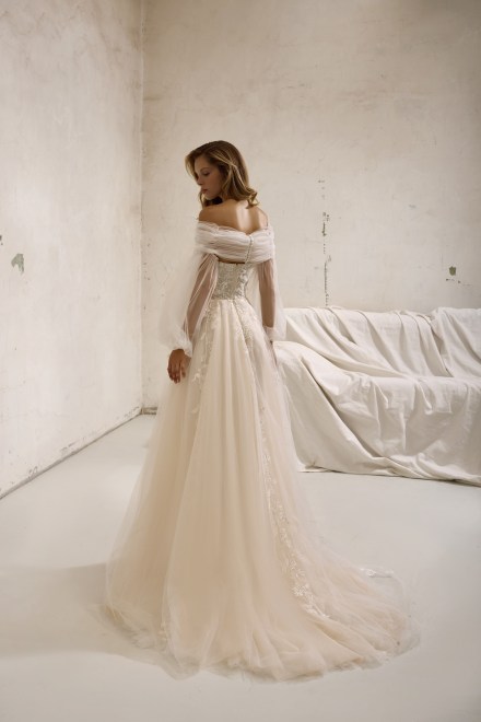https://www.sposa-lia.com/images/stories/virtuemart/product/per-in white-025-alina-04.jpg